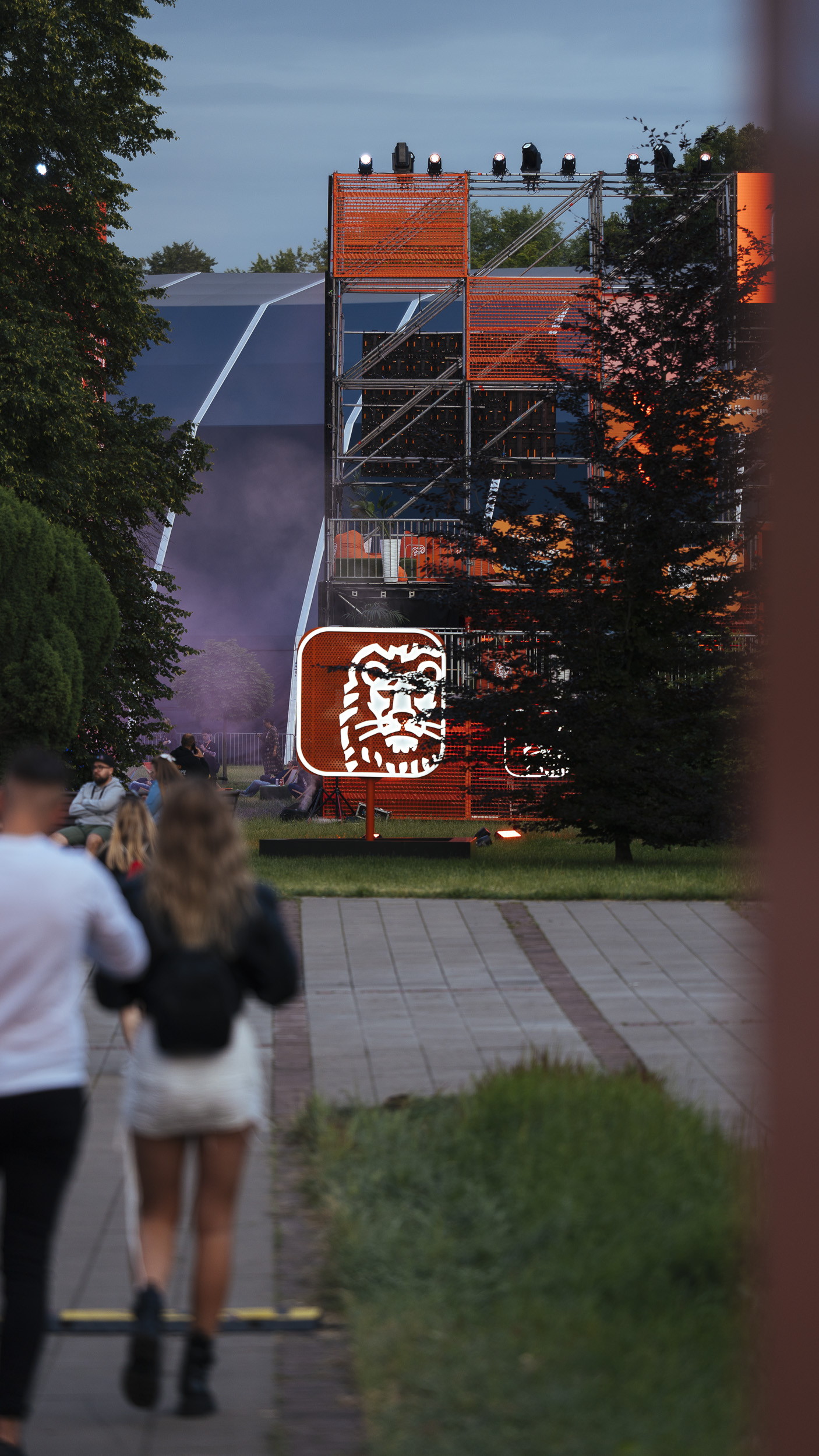 Neonowy lew ING na ścieżce o blue hour — ING Silesia Beats