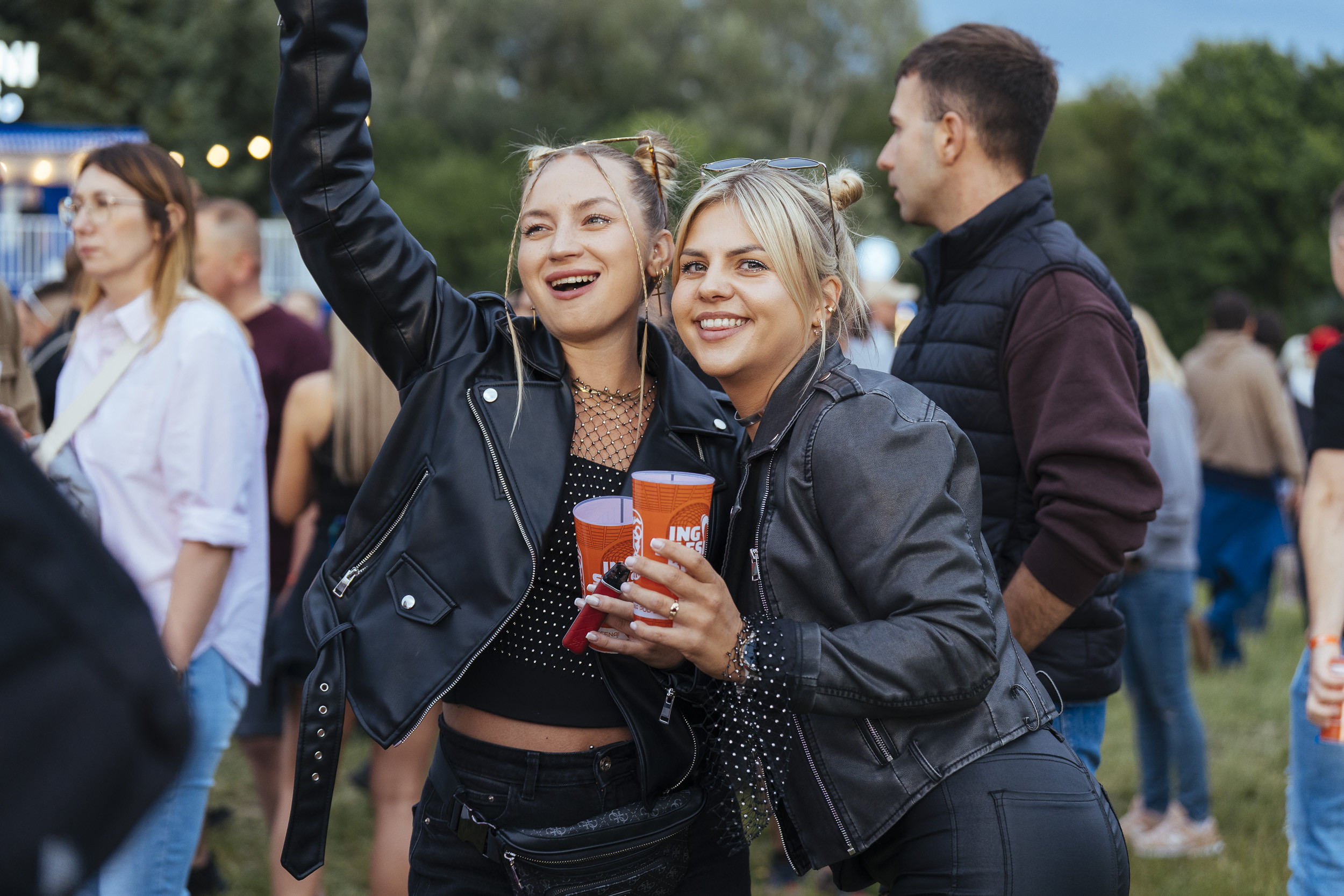 Dwie kobiety z pomarańczowymi kubkami — lifestyle ING Silesia Beats