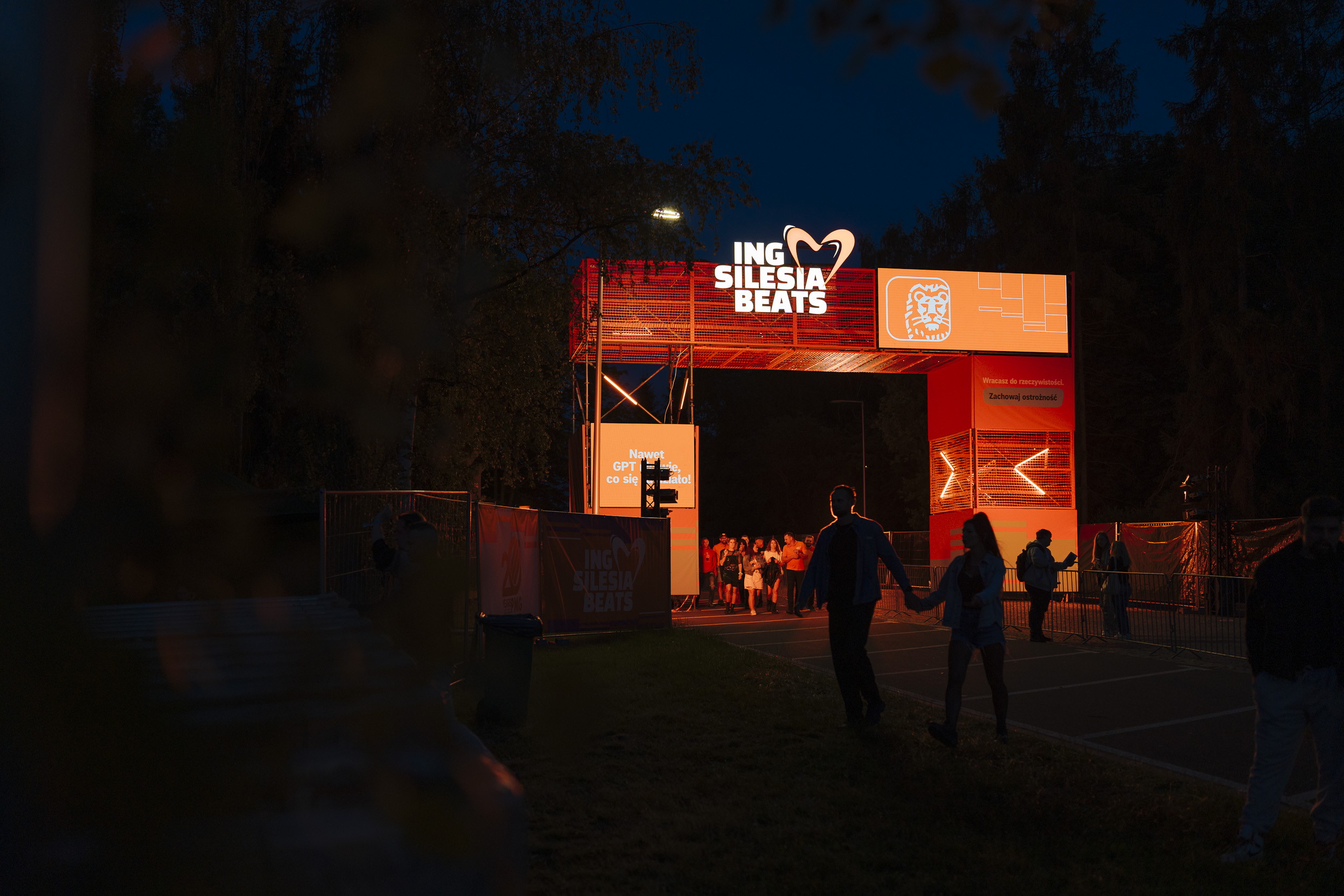 Nocne wejście z bramą ING SILESIA BEATS — Tauron Park Śląski