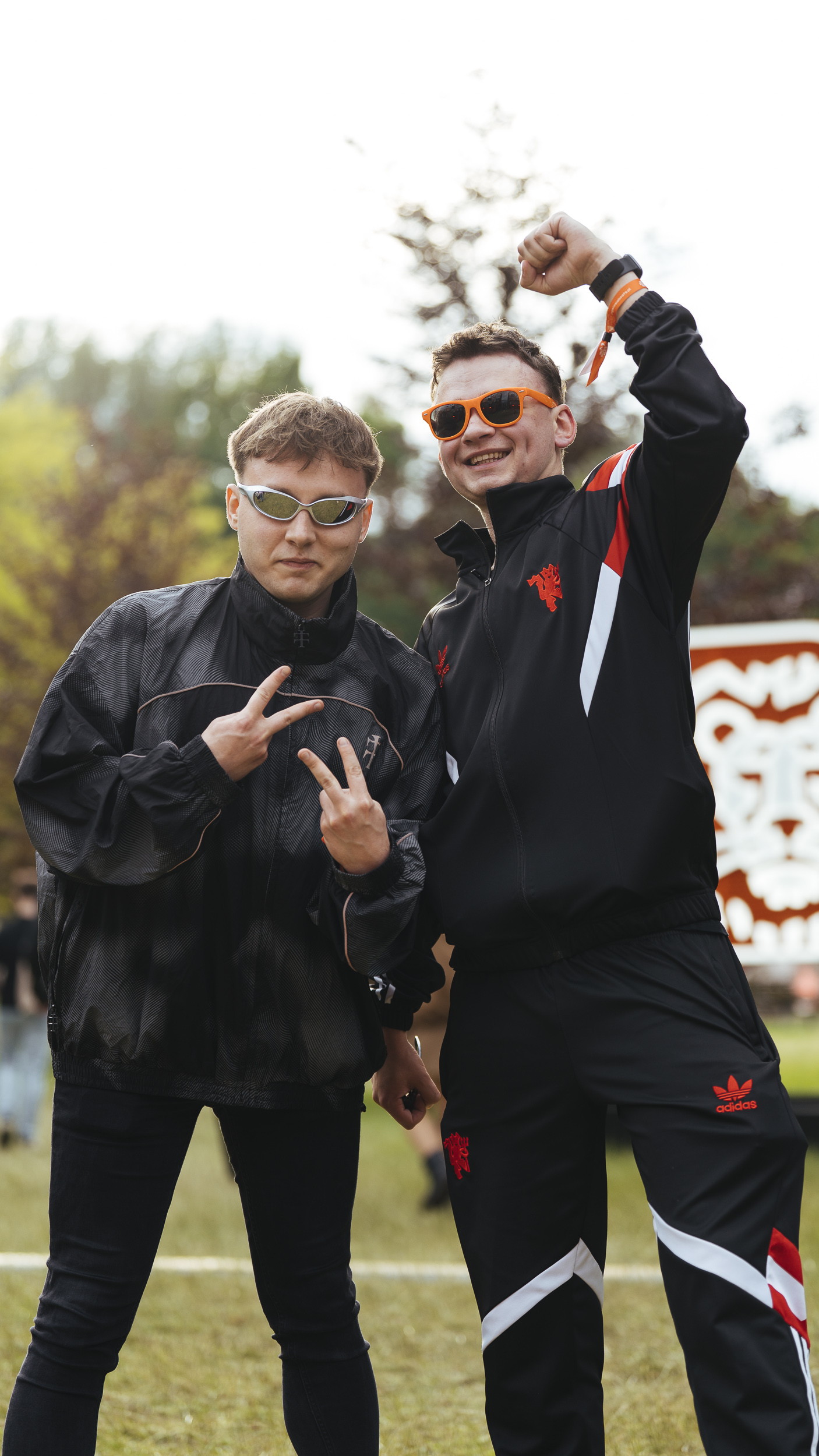 Dwóch gości festiwalu, w tle lew ING — dzień 2