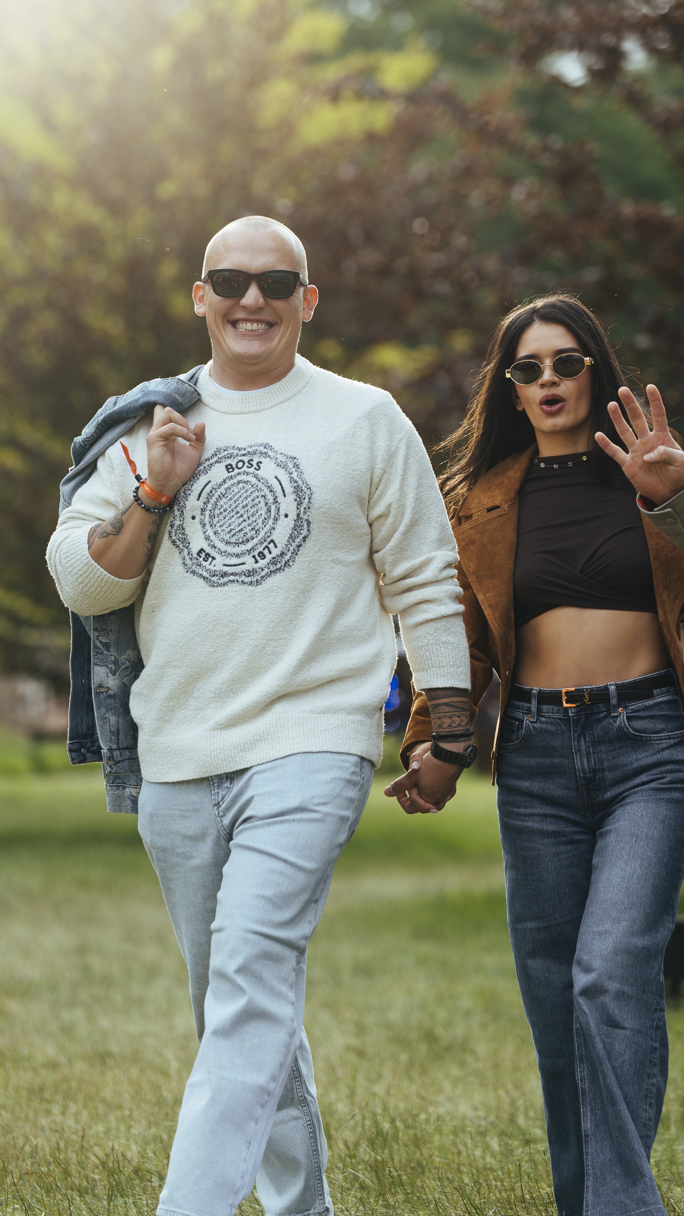 Para spacerująca po alejkach Tauron Park Śląski — lifestyle