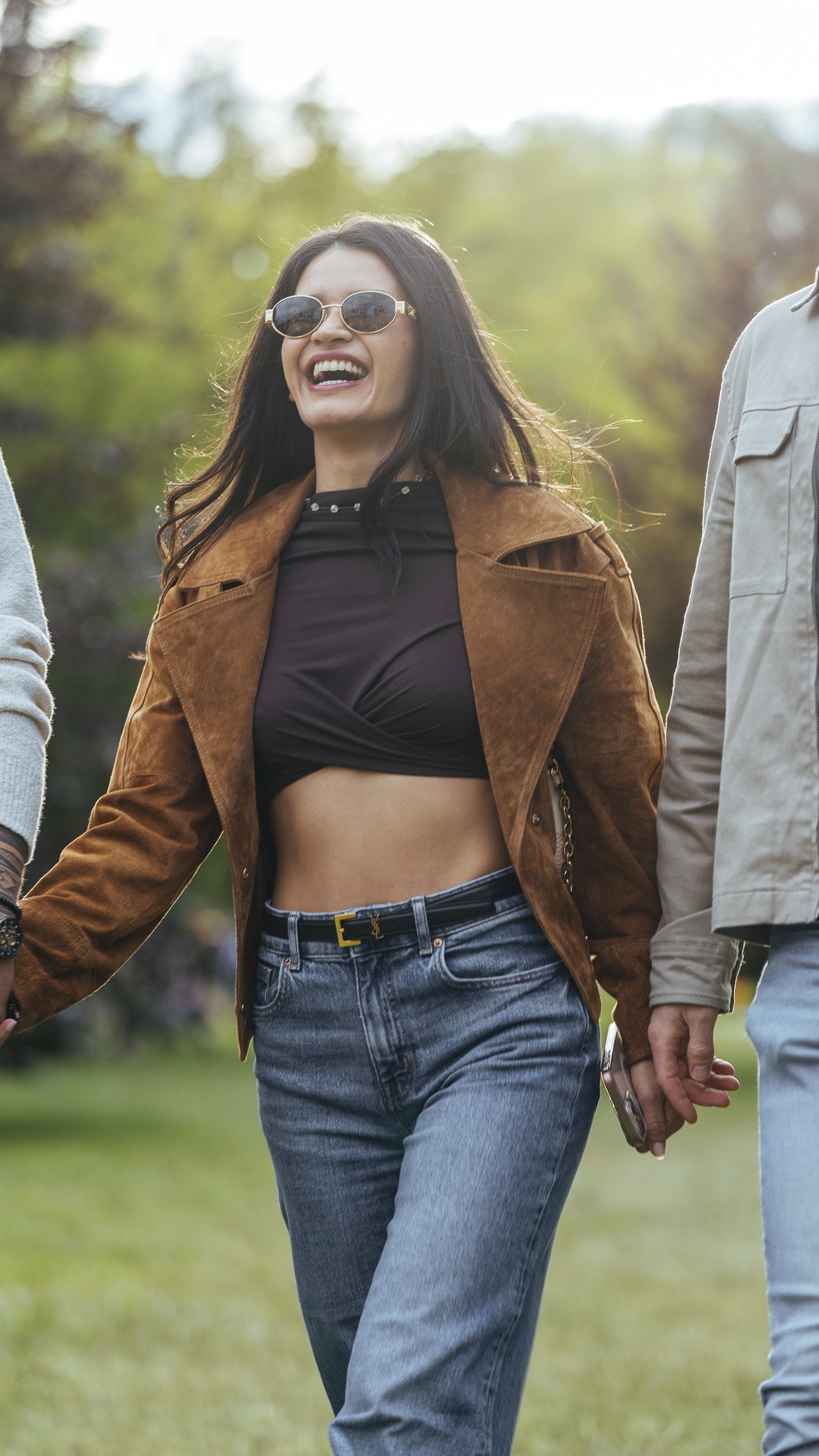 Śmiech kobiety w złotej godzinie — lifestyle na festiwalu