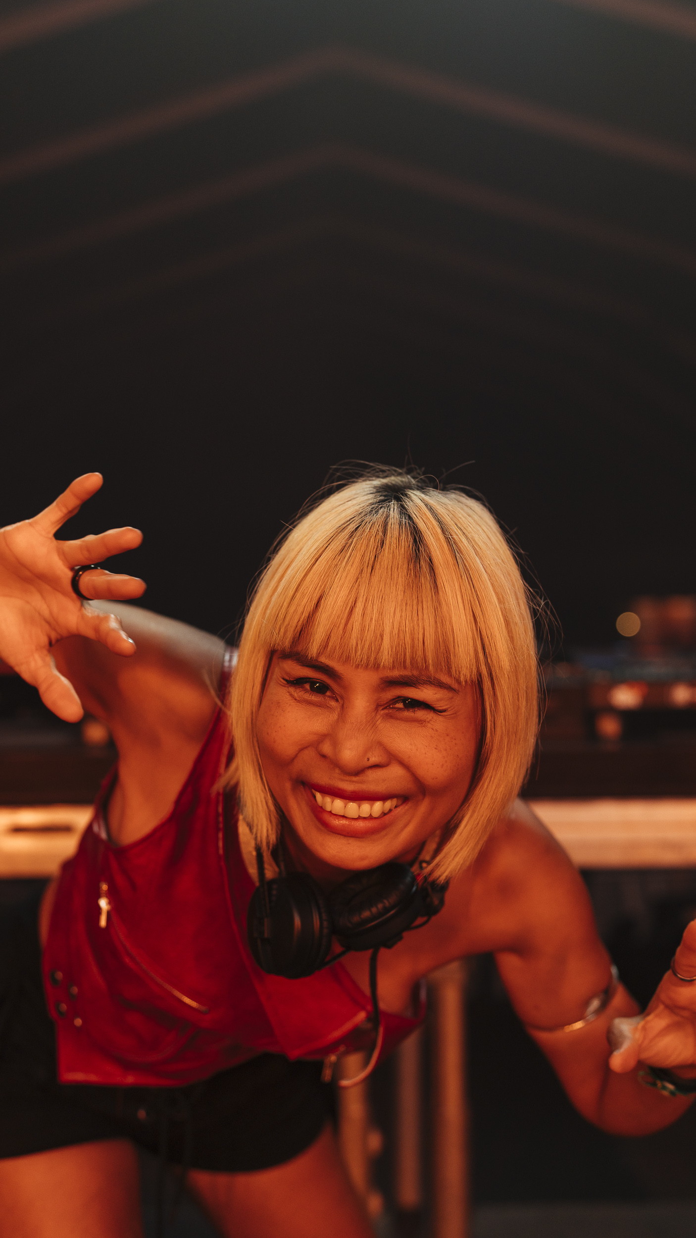 DJ-ka w ciepłym świetle sceny — dzień 2 festiwalu