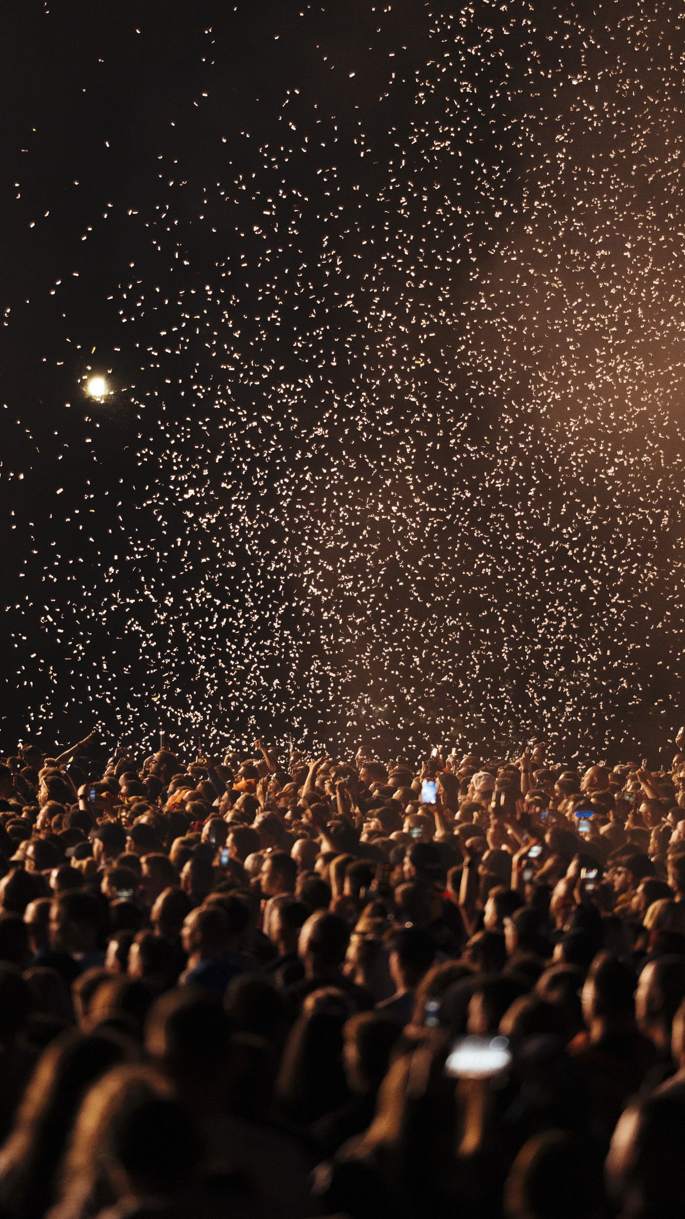 Confetti i kulminacja tłumu przed sceną — ING Silesia Beats