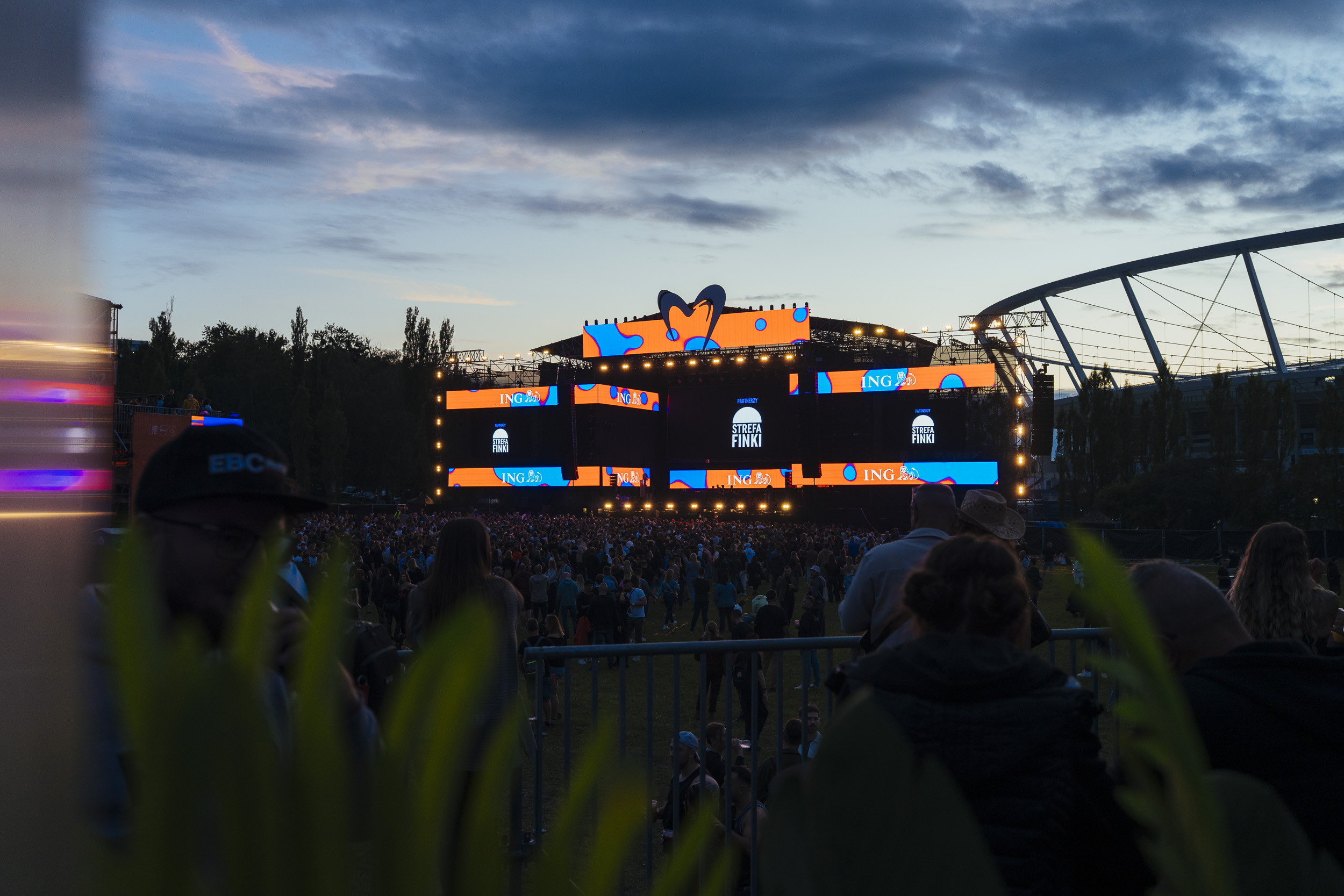 Scena i tłum o blue hour — ING Silesia Beats, Tauron Park Śląski