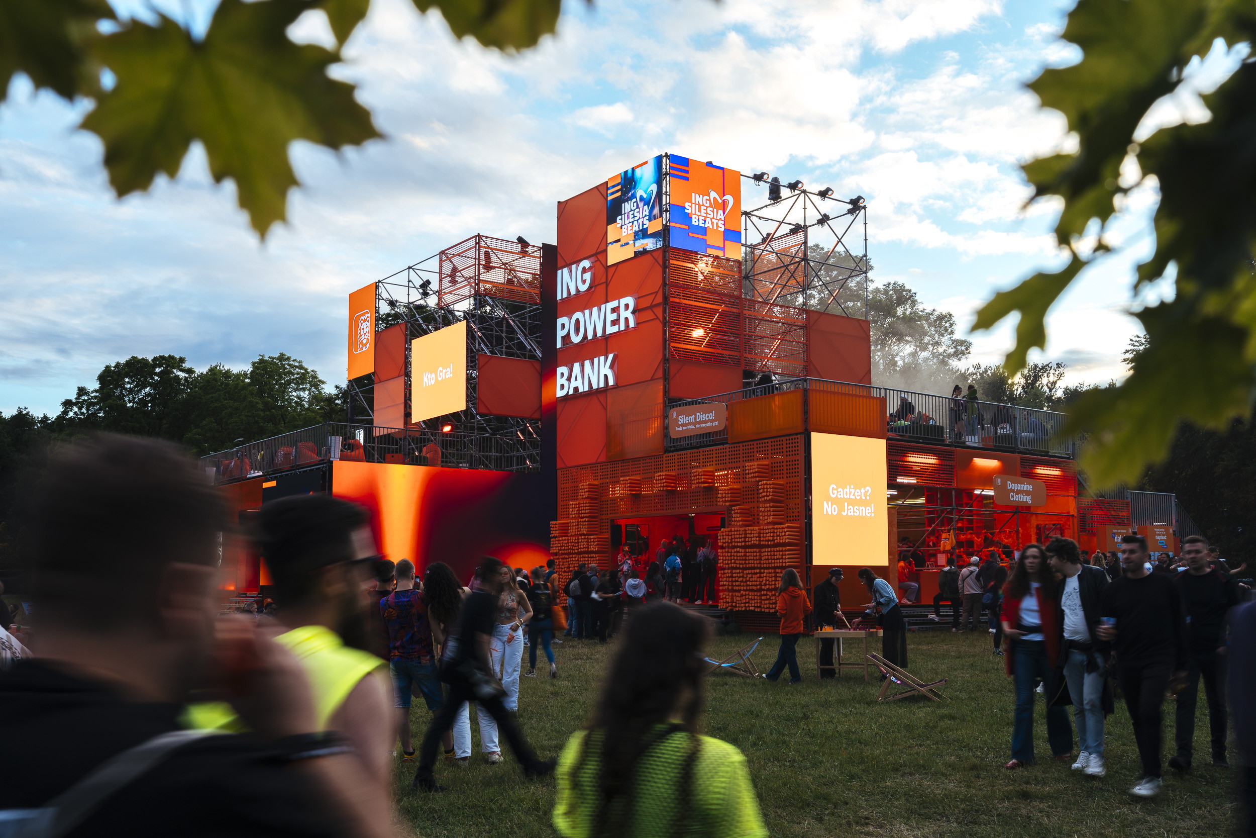 Monumentalna instalacja ING Power Bank i ekran ING SILESIA BEATS o zmierzchu — Chorzów