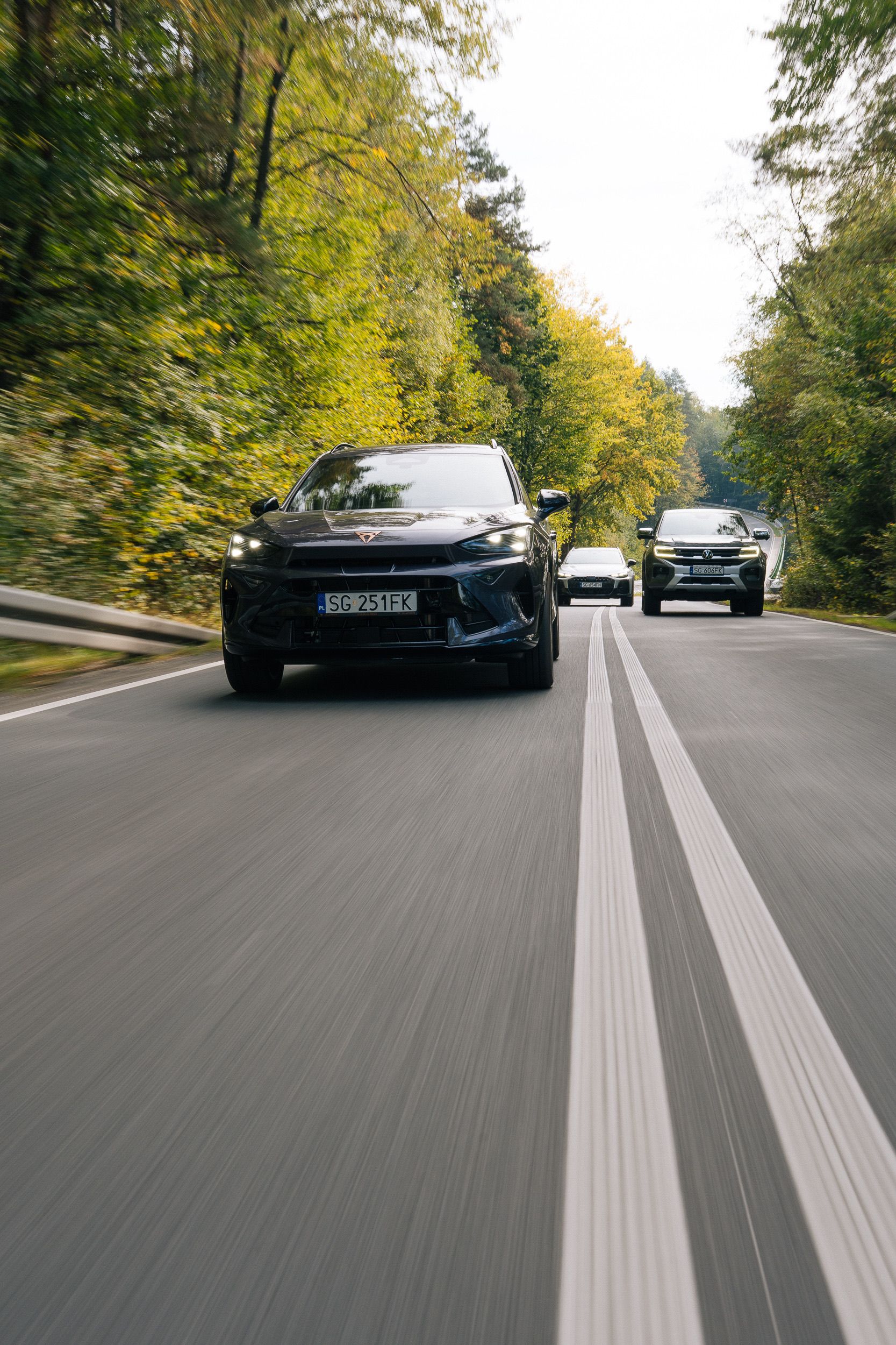 Eine Fahrzeugkolonne auf einer Straße mit Doppellinie: CUPRA vorn, dahinter Amarok und weitere Autos, Car-to-Car-Aufnahme