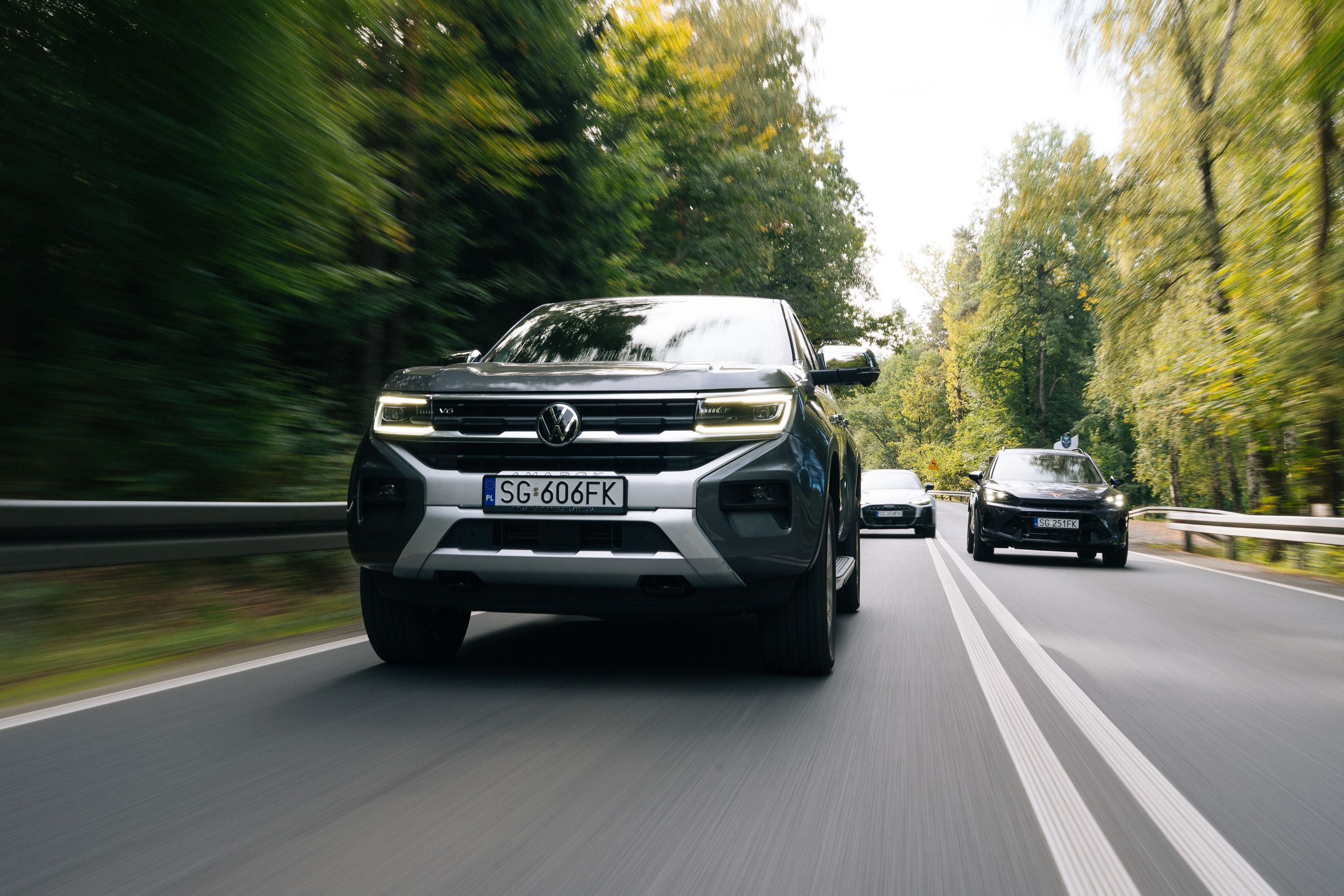 Ein Amarok, aufgenommen aus dem vorausfahrenden Auto, dahinter eine Fahrzeugkolonne
