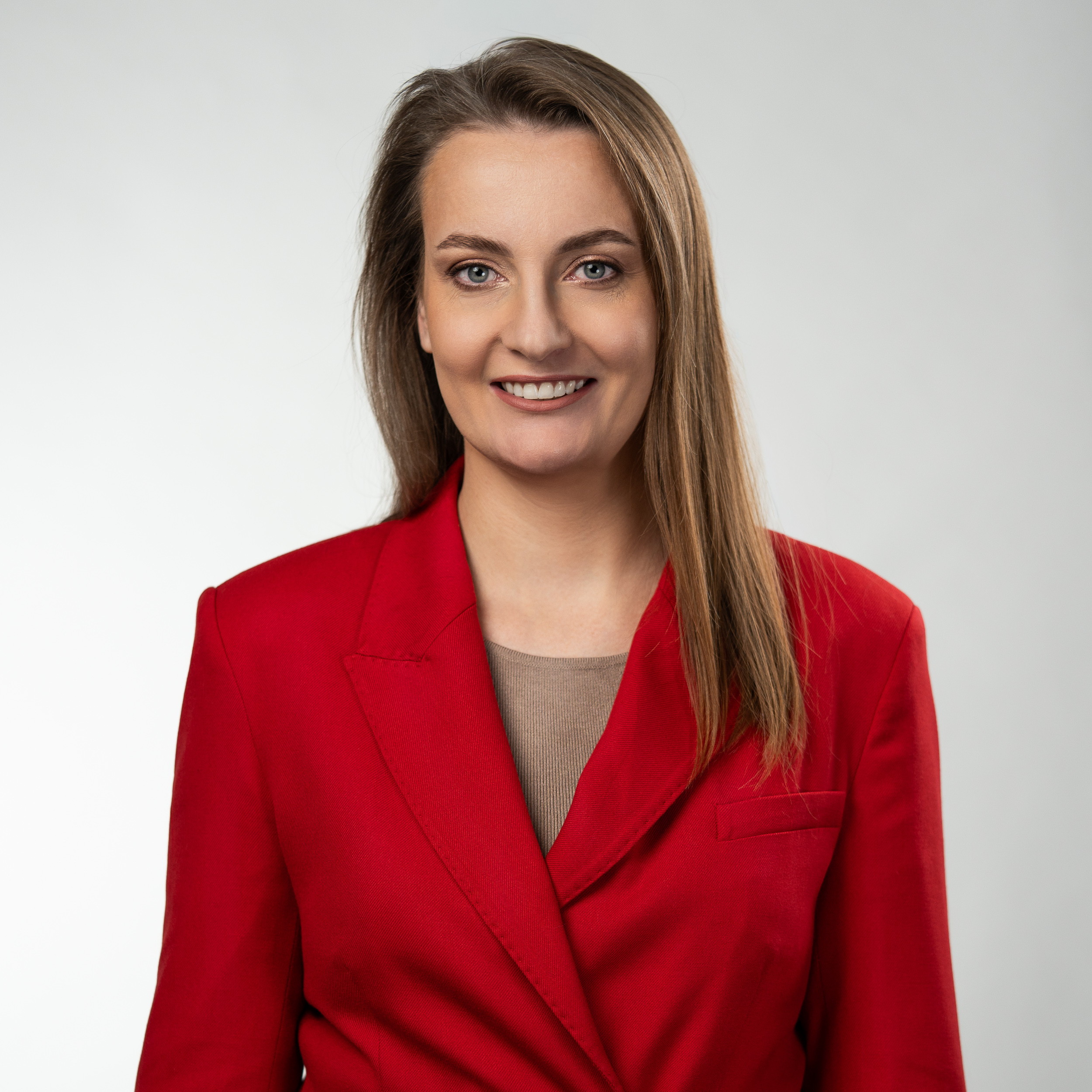 Kobieta w czerwonej marynarce — portret biznesowy Retail Robotics, sesja w Tychach