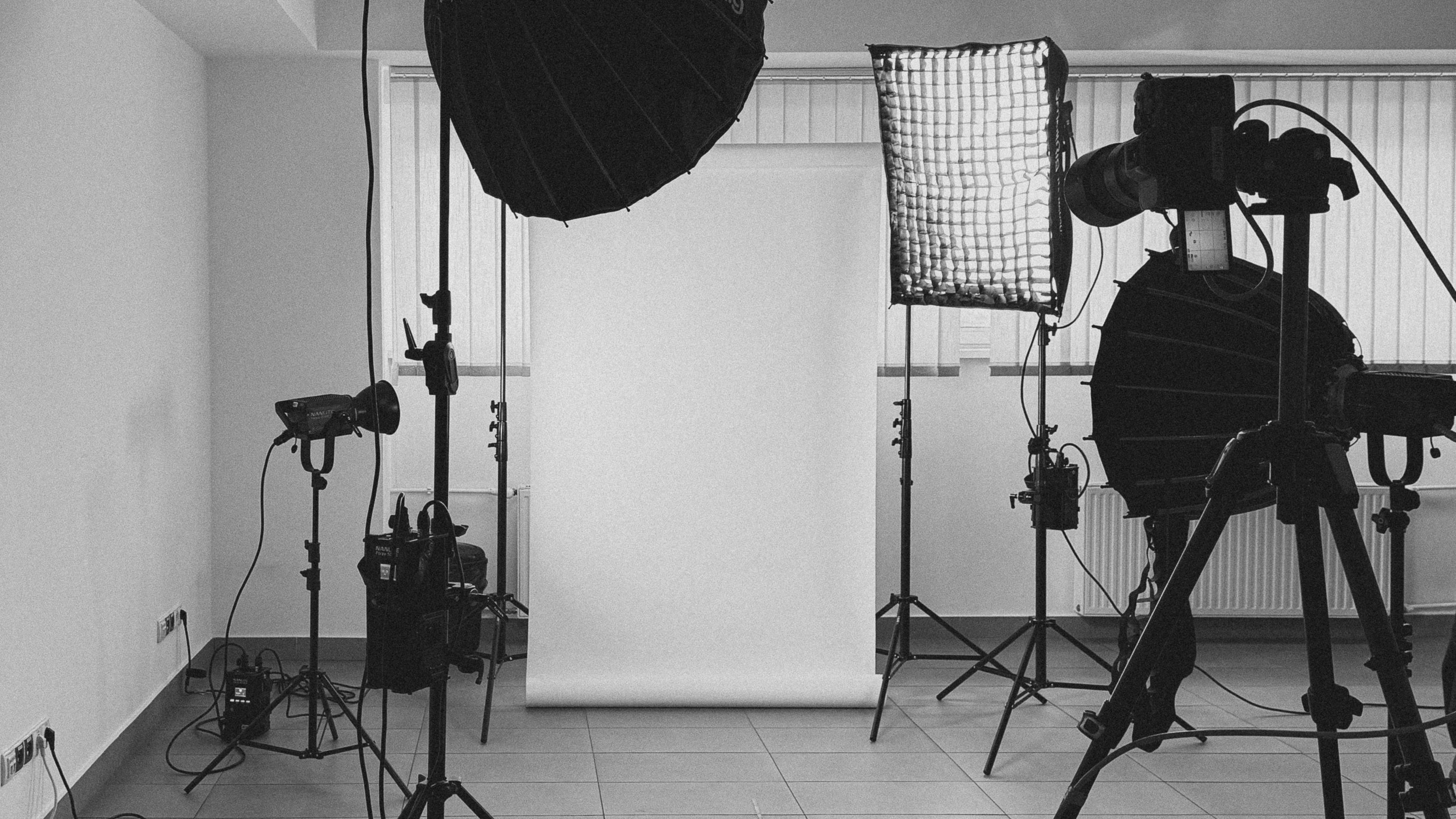 Mobilne studio na hali produkcyjnej Retail Robotics — seamless, softboxy, aparat na statywie