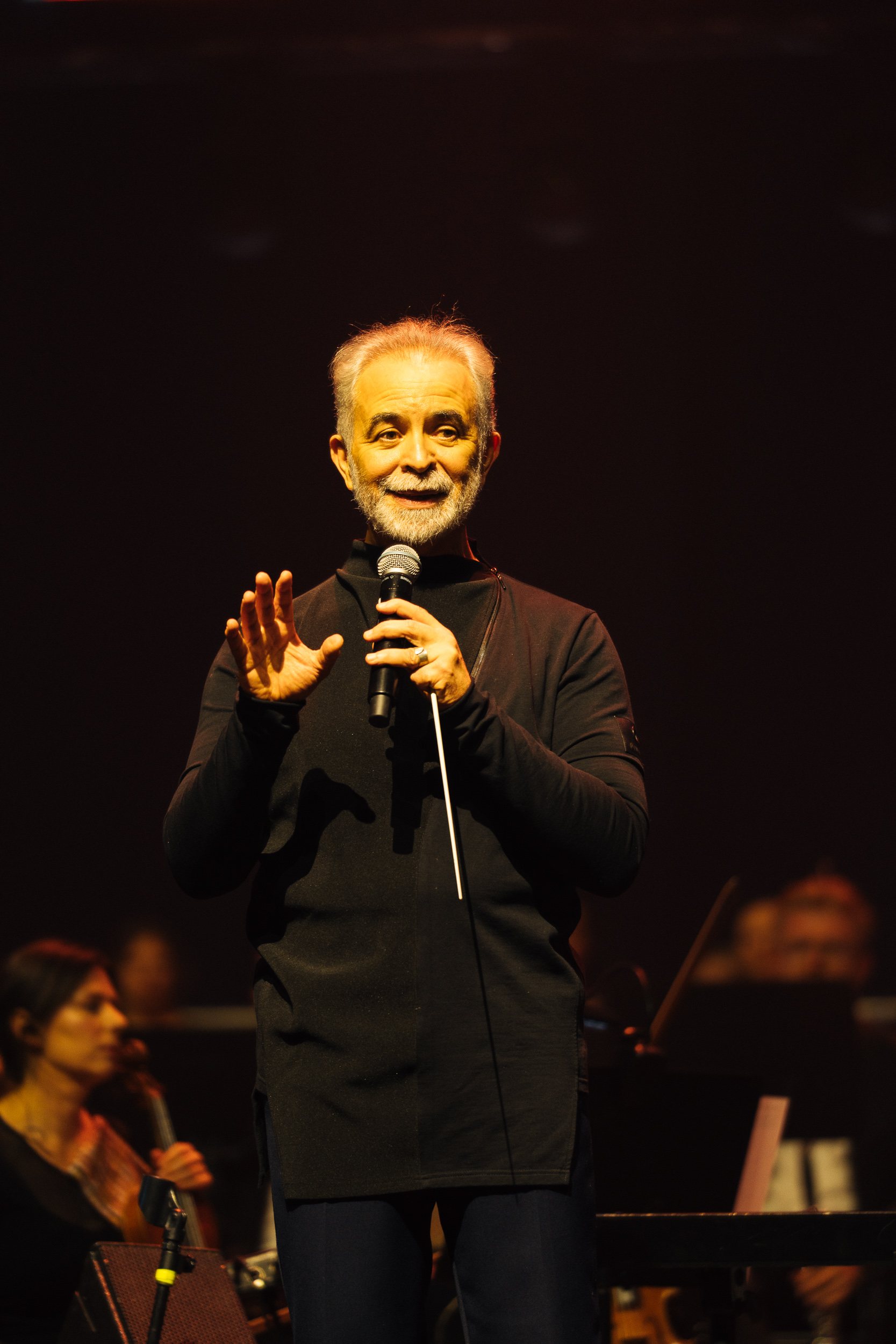 José Maria Florêncio z mikrofonem zwraca się do publiczności